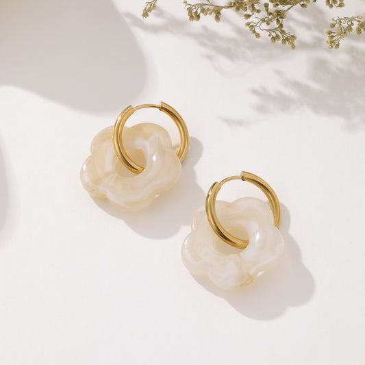 Boucles d’oreilles fleurs beige